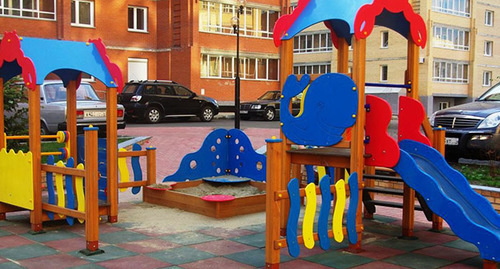 Детская площадка. Фото: http://shinopererabotka.ru/d/672242/d/Плошадки_из_резиновой_крошки.jpg