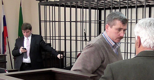 Валерий Бриних (справа) в зале суда. Майкоп, 24 марта 2016 г. Фото https://ru-ru.facebook.com/people/Valery-Brinih/100008413898046