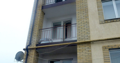 Балкон квартиры Сводной мобильной группы. Ингушетия, 10 марта 2016 г. Фото предоставлено Джамбулатом Оздоевым, уполномоченным по правам человека в республике Ингушетия