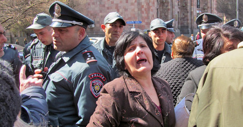 Жительница ереванского района Конд во время акции протеста. Ереван, 31 марта 2016 г. Фото Тиграна Петросяна для "Кавказского узла"