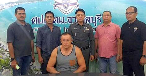 Валерий Чабанов (в центре) во время задержания в Таиланде. Фото http://www.donnews.ru/Direktor-VANTa-Valeriy-Chabanov-zaderzhan-v-Tailande_23615
