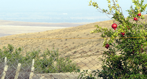 Из окон жителей села Талиш хорошо видны белые дома азербайджанских сел. НКР. Фото Алвард Григорян для "Кавказского узла"