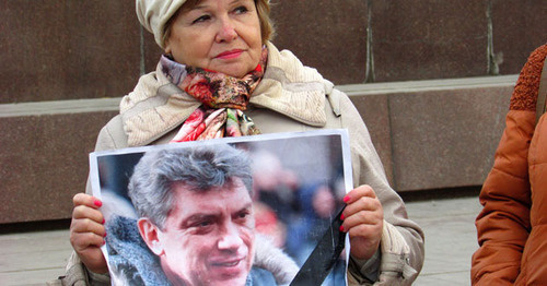 Участница пикета в память о Борисе Немцове с портретом политика. Москва, 27 февраля 2016 г. Фото Вячеслава Ферапошкина для "Кавказского узла"