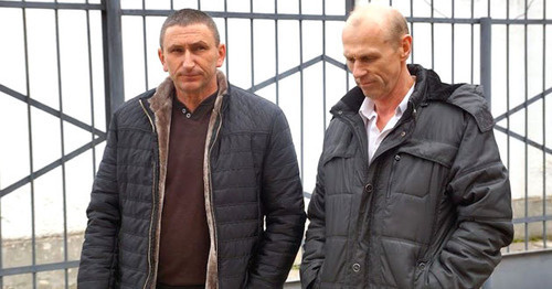 Родственники Николая Карпюка, приехавшие в суд в Грозный. Фото: Anton Naumlyuk (RFE/RL)