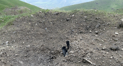 Следы от взрыва снаряда. Нагорный Карабах, 6 апеля 2016 г. Фото Алвард Григорян для "Кавказского узла"
