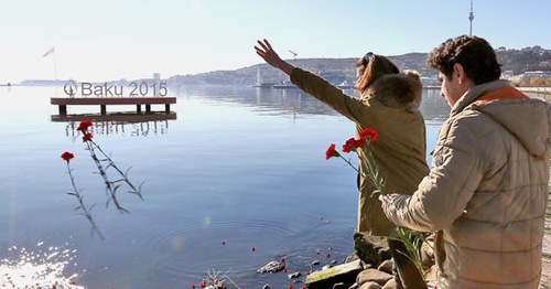 Жители Баку бросают цветы в море в память по погибшим на платформе "Гюнешли". 6 декабря 2015 года. Фото Азиза Каримова для "Кавказского узла"