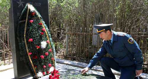 Чеченские пожарные отреставрировали и заново установили мемориальную плиту над братской могилой, сделали бетонные бордюры и уложили плитку вокруг захоронения. Фото: http://95.mchs.gov.ru/pressroom/news/item/3592023/