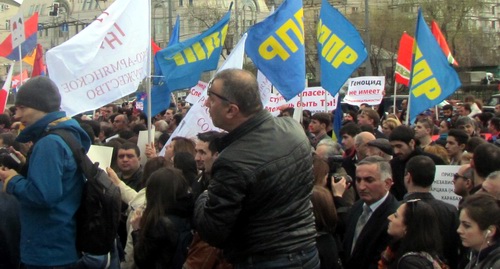 Участники митинга держат плакаты с лозунгами, осуждающими геноцид армян. Москва, 24 апреля 2016 года. Фото Семена Чарного для "Кавказского узла".