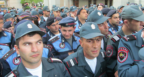 Полицейские перекрыли все выходы с Площади Свободы в Ереване. Фото Армине Мартиросян для "Кавказского узла" 