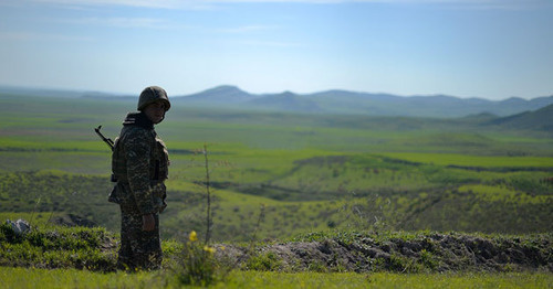 На линии огня военнослужащий армии Нагорного Карабаха. Фото: / © PAN Photo / Davit Hakobyan