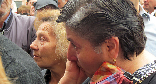 Экс-сотрудники завода "Наирит" 14 мая 2015 года на акциив память о четверых погибших в результате взрыва на предприятии 14 мая 2009 года. Фото Тиграна Петросяна для "Кавказского узла" 