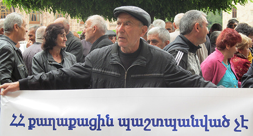 Надпись на транспаранте: "Гражданин Армении не защищен!" во время акции сотрудников "Наирит" в Ереване в мае 2015 года. Фото Тиграна Петросяна для "Кавказского узла"