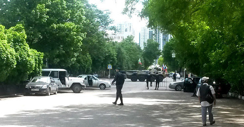 Оцепление полиции на улице Эсамбаева в центре Грозного. 9 мая 2016 г. Фото Николая Петрова для "Кавказского узла"