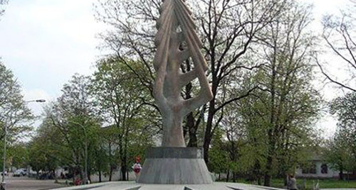 Памятник адыгам — жертвам Кавказской войны в Нальчике. Фото: http://mkkbr.ru/?p=1385
