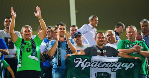 Фанаты футбольного клуба "Краснодар". Фото http://fckrasnodar.ru/fan/news/object/?object_id=108158