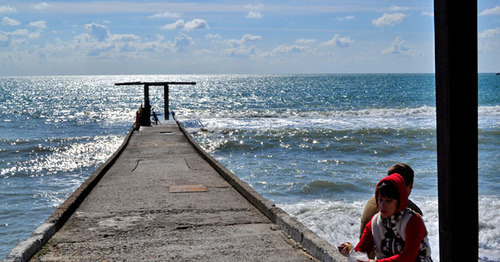 Пирс на пляже в Сочи. Фото Светланы Кравченко для "Кавказского узла"