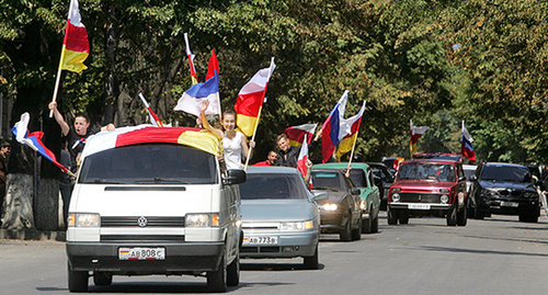 Автомобили с флагами Южной Осетии и России. Фото: http://www.iines.org/node/1303