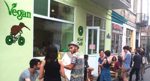 Кафе "Киви" и его посетители. Тбилиси. Фото: Facebook.com/kiwi.vegan.cafe