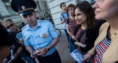 Сотрудник полиции проверяет документы участников митинга. Фото Давида Френкеля, Vk.com/kadyrovmost