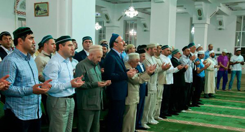 Мусульмане на молебне. Фото: http://islamdag.ru/vse-ob-islame/25778