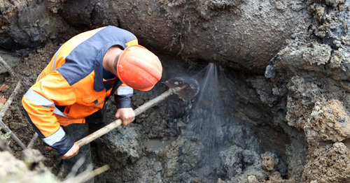 Устранение аварии на водоводе. Фото http://sochilens.ru/2015/page/21/