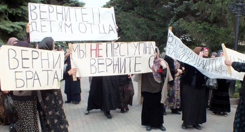 Участники митинга с плакатами. 11 июня 2016 года. Фото Патимат Махмудовой для "Кавказского узла"