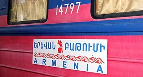 Табличка на поезде "Армения". Фото: http://www.vestikavkaza.ru/news/V-Armenii-nachalsya-letniy-sezon-passazhirskikh-perevozok.html