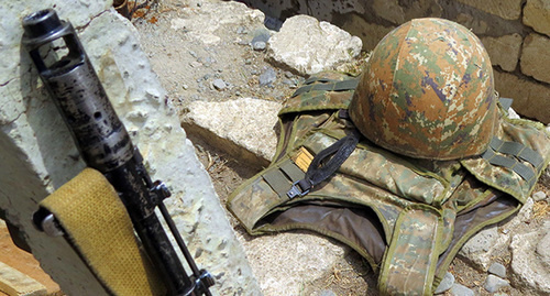 Каска, бронежилет и оружие солдата армии НКР. Фото Алвард Григорян для "Кавказского узла"