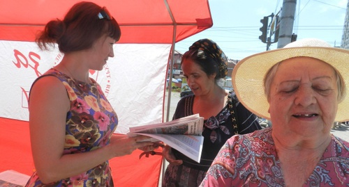Жительницы Волгограда получили газеты КПРФ в "красной палатке". 18 июня 2016 года. Фото Татьяны Филимоновой для "Кавказского узла"