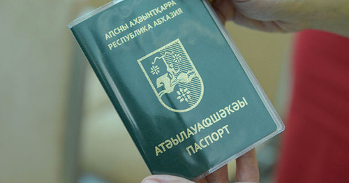Абхазский паспорт нового образца. Фото: Sputnik/ Томас Тхайцук