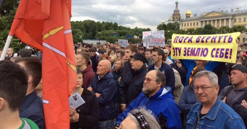 Митинг против присвоения мосту имени Ахмата Кадырова. Санкт-Петербург, 6 июня 2016 г. Фото: Tatyana Voltskaya (RFE/RL)