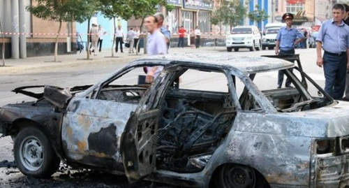 Взорванный автомобиль с телами двух человек в Дагестане. Фото: http://www.riadagestan.ru/news/kriminal/v_dagestane_nayden_vzorvannyy_avtomobil_s_telami_dvukh_chelovek/