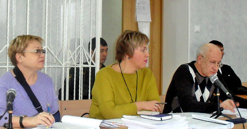 Екатерина Лукьяненко (слева) и адвокаты. Фото: Татьяна Зеленая http://kaspyinfo.ru/79976-2/