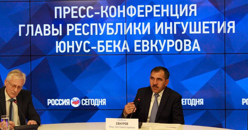 Юнус-Бек Евкуров (справа) во время пресс-конференции. Фото Елены Хрусталевой для "Кавказского узла"