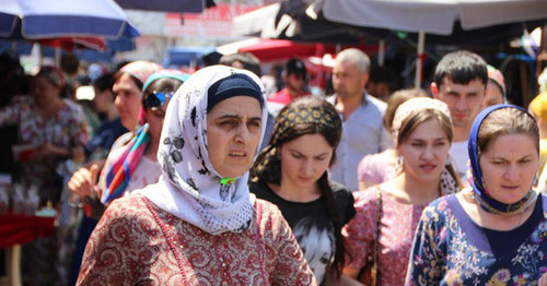 Жители Грозного на рынке Беркат накануне праздника Ураза-Байрам. Фото Магомеда Магомедова для "Кавказского узла"