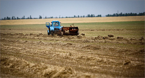 Трактор в поле. Фото: © Влад Александров, ЮГА.ру, https://www.yuga.ru/news/399782/