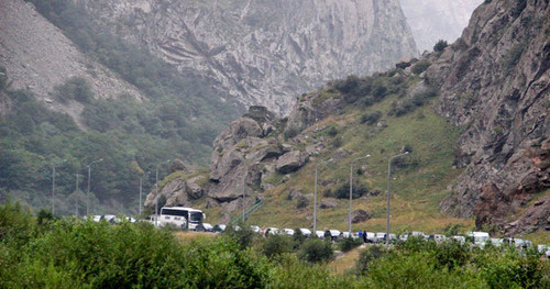 Очередь из машин на Военно-Грузинской дороге. Фото Магомеда Магомедова для "Кавказского узла"
