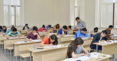 Во время вступительных экзаменов. Азербайджан. Фото http://ru.sputnik.az/news/20150730/401307296.html