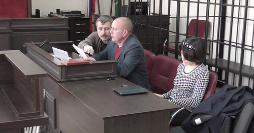 Валерий Бриних со своими адвокатами в зале суда. Фото http://01portal.com/?p=1118