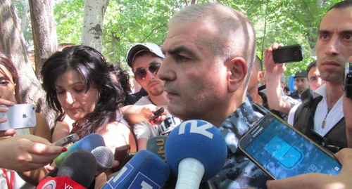 Унан Погосян во время интервью журналистам. Ереван, 17 июля 2016 года. Фото Тиграна Петросяна для "Кавказского узла"