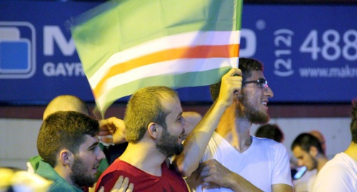Участники акции в поддержку Эрдогана в Стамбуле с чеченским флагом. Фото Магомеда Туаева для "Кавказского узла"