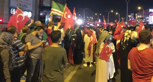 Участники акции в поддержку Эрдогана в Стамбуле. Фото Магомеда Туаева для "Кавказского узла"