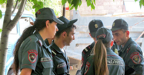 Сотрудники полиции в Ереване. 17 июля 2016 г. Фото Тиграна Петросяна для "Кавказского узла"