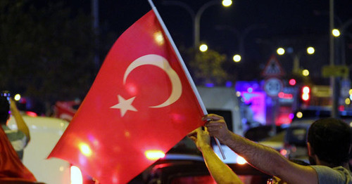 Флаг Турции в руках участников акции в поддержку Эрдогана. Стамбул, 17 июля 2016 г. Фото Магомеда Туаева для "Кавказского узла"