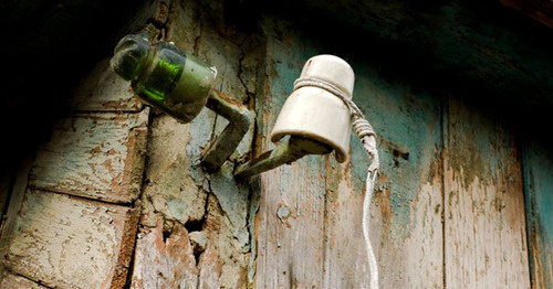 Электрические провода, проведенные к дому. Фото: Сергей Кущь http://www.yugopolis.ru/