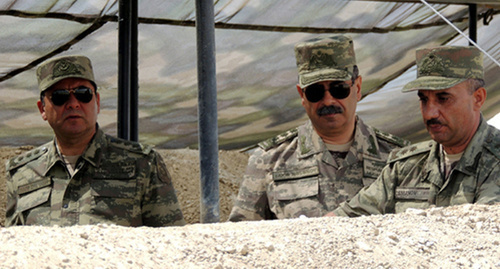 Генерал-полковник Закир Гасанов (справа) на передовой. Фото: http://mod.gov.az/index2.php?content=news/2016/20160608_onxett