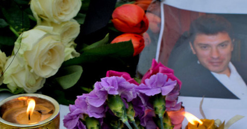 Цветы и свечи на месте гибели Немцова. Фото https://ru.wikipedia.org