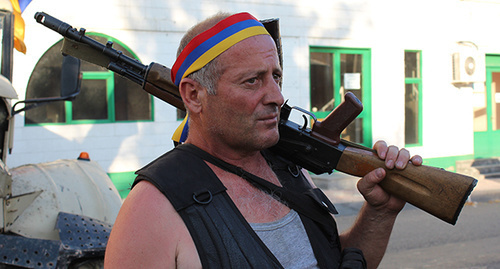 Один из мятежников, захвативших ППС в Ереване. Фото Тиграна Петросяна для "Кавказского зула" 