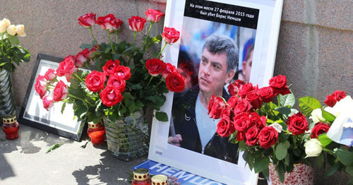 Цветы и портрет на месте убийства Немцова. Фото: RFE/RL