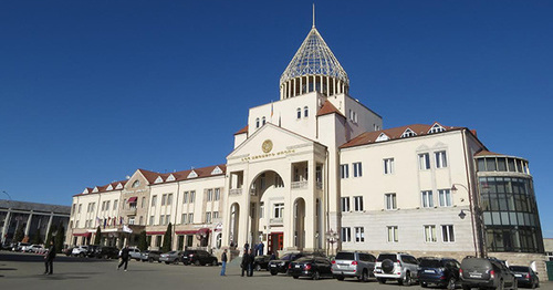 Здание парламента Нагорного Карабаха в Степанакерте. Фото Алвард Григорян для "Кавказского узла"